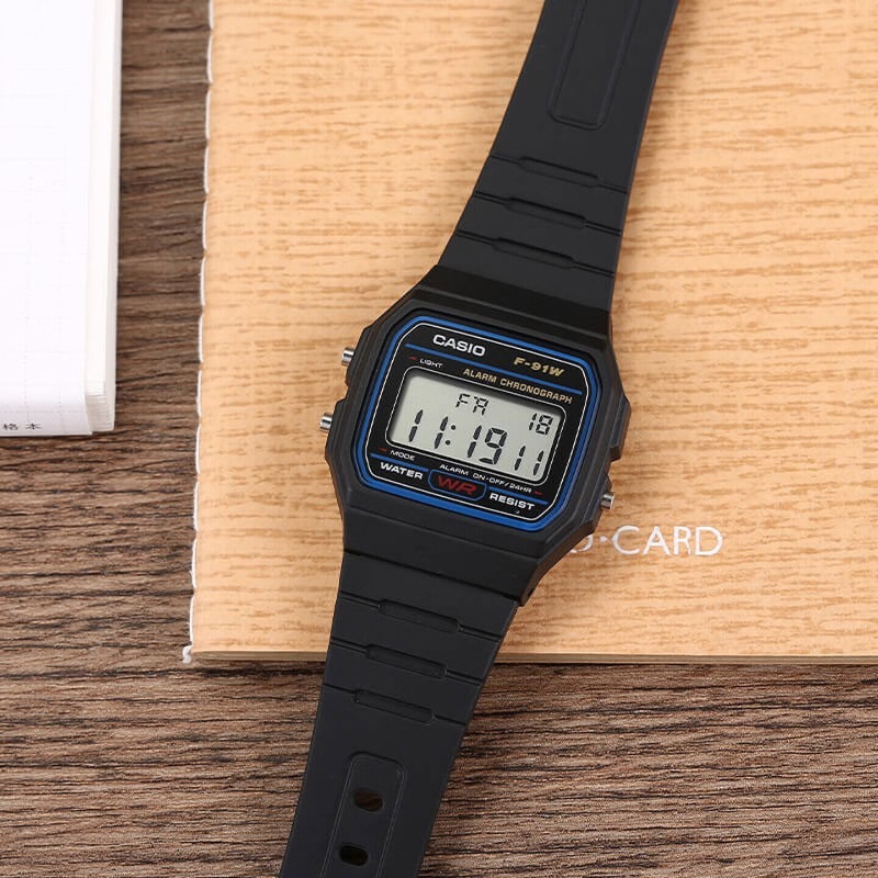 Watch Display Pillow - คาสิโอ F-91W-1 นาฬิกาข้อมือทรงสี่เหลี่ยมเล็กแฟชั่นย้อนยุคจอแสดงผล LCD กันน้ำอินเทรนด์นาฬิกาอิเล็กทรอนิกส์ลำลองกลางแจ้ง
